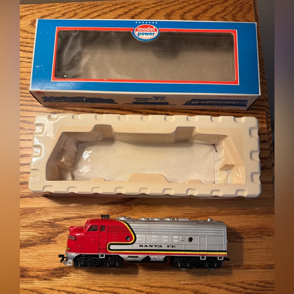 Model Power Santa Fe Toy Train Locomotive HO Scale Model Train In Box Display.